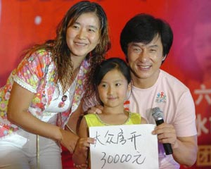 Джеки Чан собрал $100 тыс на благотворительном аукционе в Китае