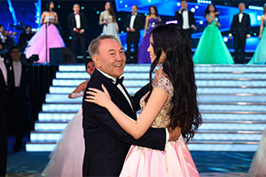 Назарбаев на благотворительном балу танцевал с  Мисс Казахстан-2015 