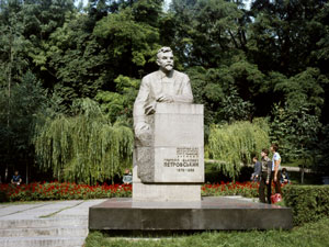В Днепропетровске снесли памятник советскому революционеру Петровскому